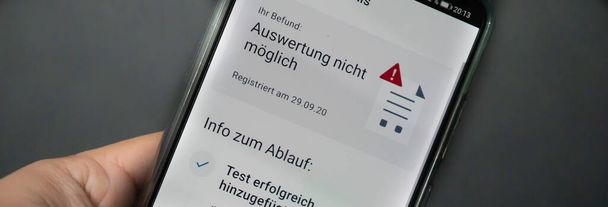 L'app di avviso Corona su uno smartphone visualizza il risultato del test - Non corretto - Parole tedesche sull'immagine - Foto, immagini