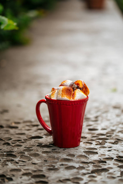 Bebida caliente con malvaviscos tostados en taza roja - Foto, Imagen