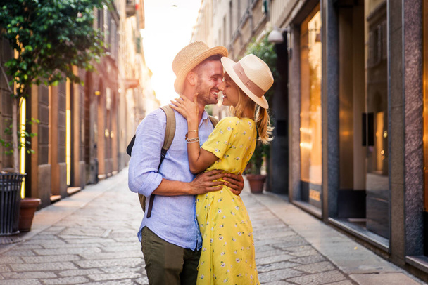Beau couple d'amoureux faisant du shopping dans le centre-ville - Touristes ludiques visitant une célèbre ville européenne - Photo, image