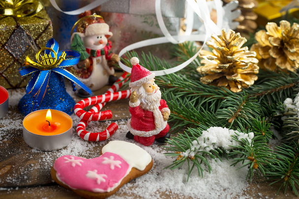 Fröhliche Weihnachtskarte mit Geschenken, Kaffee und Weihnachtsdekoration. - Foto, Bild