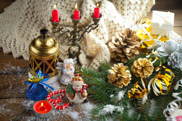 Merry Christmas card with gifts and, coffee and Christmas decorations. - Zdjęcie, obraz