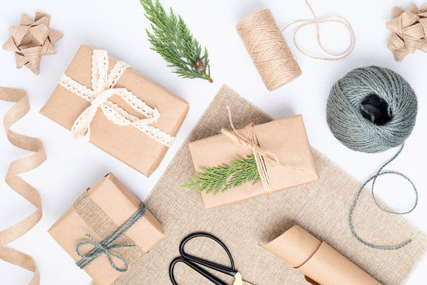 Ekologické alternativní zelené vánoční dárky obalené recyklovaným řemeslným papírem a přírodními prvky. Nulový plýtvání Vánoce, byt ležel, horní pohled - Fotografie, Obrázek