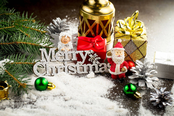 Καλά Χριστούγεννα κάρτα με δώρα και, καφέ και χριστουγεννιάτικα στολίδια. - Φωτογραφία, εικόνα