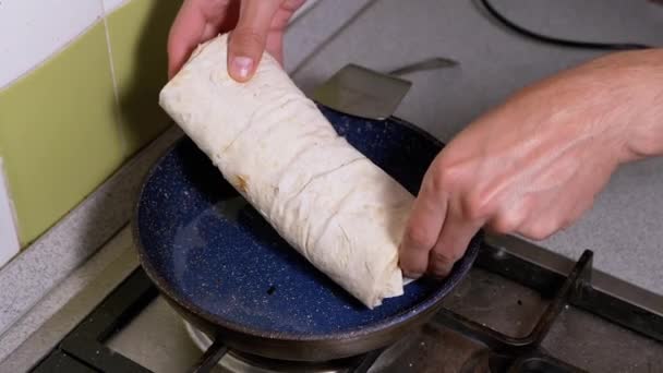 Cocinar carne Shawarma en una sartén caliente hasta crujiente. Freír pan de Pita en la cocina. - Metraje, vídeo