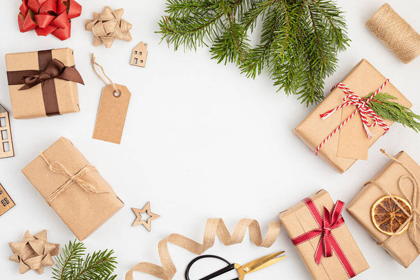 Környezetbarát alternatív zöld karácsonyi ajándékok csomagolva újrahasznosított kézműves papír. Zéró pazarlás Karácsony, lapos fektetés, felülnézet - Fotó, kép