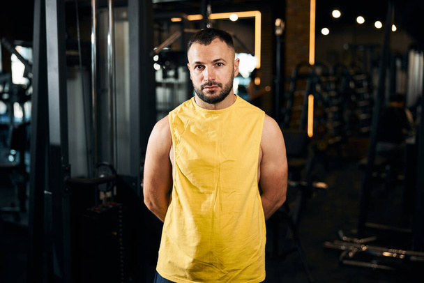 Sportsman standing in the middle of the gym - Fotoğraf, Görsel