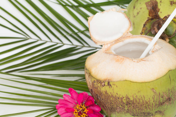 Koktajl tropikalny z organiczną surową wodą kokosową. - Zdjęcie, obraz