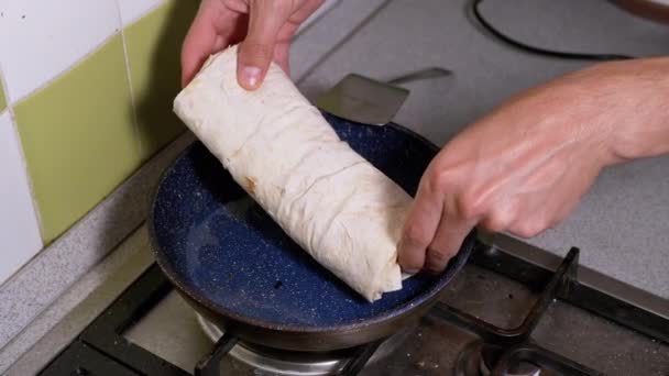 Μαγείρεμα Shawarma κρέας σε ένα ζεστό τηγάνι μέχρι τραγανό. Τηγανητό ψωμί πίτας στην κουζίνα. - Πλάνα, βίντεο