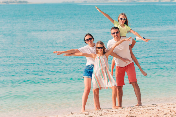 Kuva onnellisesta perheestä pitämässä hauskaa rannalla. Kesän elämäntapa - Valokuva, kuva
