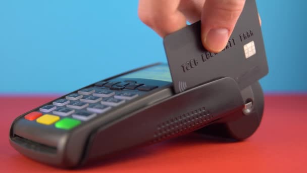 Zahlung mit Terminal, geben Sie Kreditkartenpin ein, um Farbe zu bezahlen, auf dem Hintergrund - Filmmaterial, Video
