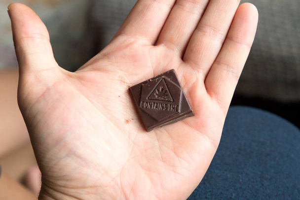 Маріхуана і конопель Шоколадний батончик містить THC
  - Фото, зображення