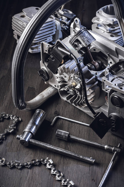 Piezas del motor motosierra. Cilindro, pistón dañado, anillos, pasador, bujía. Servicio y reparación de equipos de jardín  - Foto, Imagen