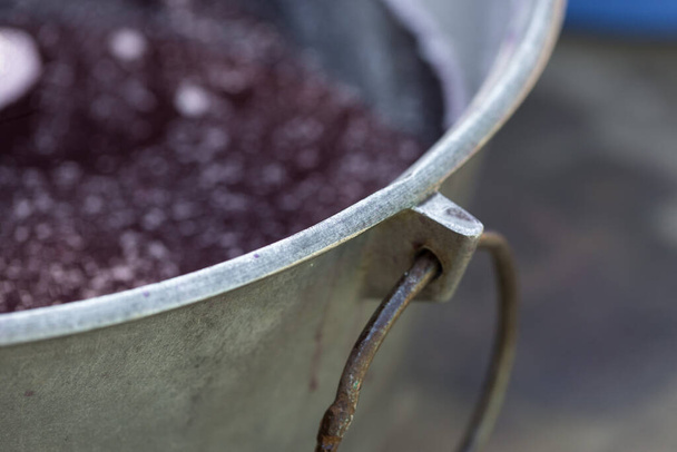El jugo de uva se cierra durante la cosecha de otoño. Técnica tradicional antigua de elaboración del vino. Mosto de uva filtrante. - Foto, imagen