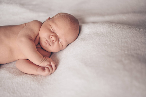 Χαριτωμένο συναισθηματικό νεογέννητο αστείο αγοράκι που κοιμάται στην κούνια. Πρότυπο συσκευασίας ειδών μωρών. Υγιές παιδί, έννοια του νοσοκομείου και ευτυχισμένη μητρότητα. Βρέφος. Φυτώριο - Φωτογραφία, εικόνα