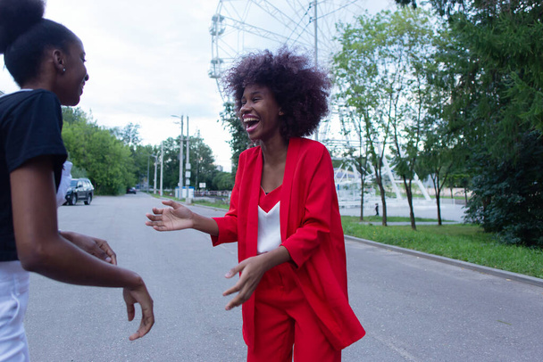 İki Afrikalı Amerikalı kadın sokakta gülüyordu. - Fotoğraf, Görsel