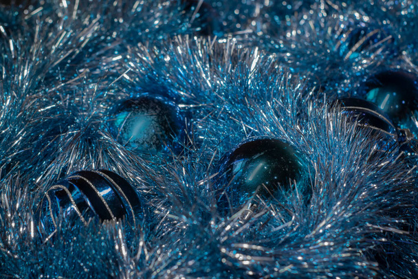 блакитні нові роки прикраси в синій мішурі для ялинки
 - Фото, зображення