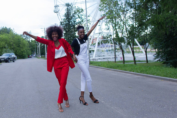 İki Afrikalı Amerikalı kadın sokakta eğleniyor. - Fotoğraf, Görsel