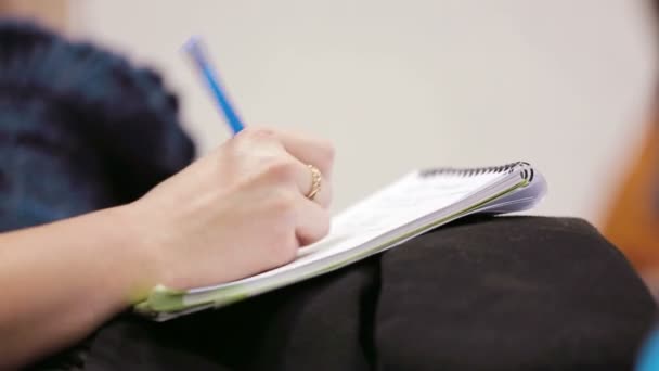 Mujer sosteniendo un bolígrafo y cuaderno. - Imágenes, Vídeo
