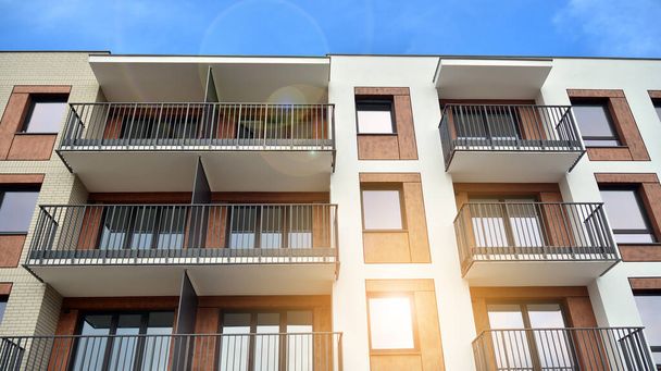 Wohnung Wohnhaus und Hausfassadenarchitektur und Außenanlagen. Blauer Himmel auf dem Hintergrund. Sonnenlicht - Foto, Bild