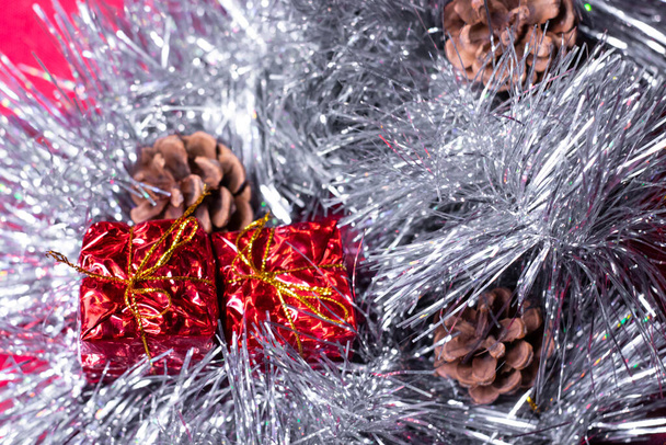 decorazioni di Capodanno - regali rossi, coni e fiocchi di neve in fili di lame d'argento per l'albero di Natale - Foto, immagini