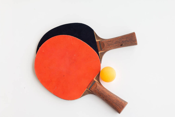 Stolní tenisová raketa s oranžovým míčkem. - Fotografie, Obrázek