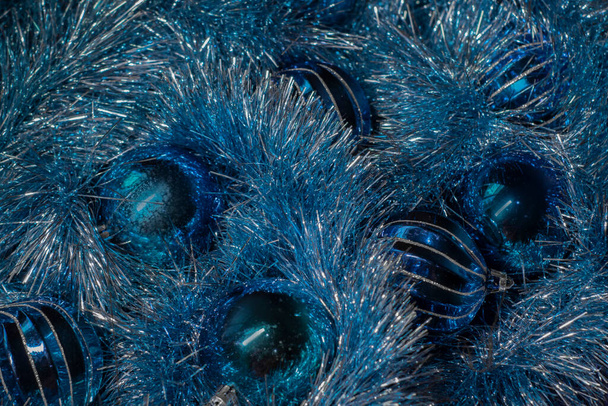 голубые новогодние украшения из синей мишуры для новогодней елки - Фото, изображение