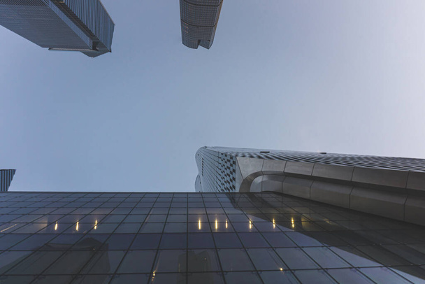 Edifici commerciali in vetro con cielo. Vista panoramica a Manhattan, New York - Foto, immagini