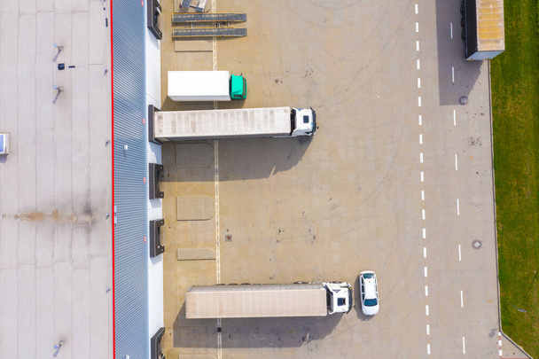 Вид с воздуха на распределительный центр, фотографирование беспилотников промышленной логистической зоны. - Фото, изображение