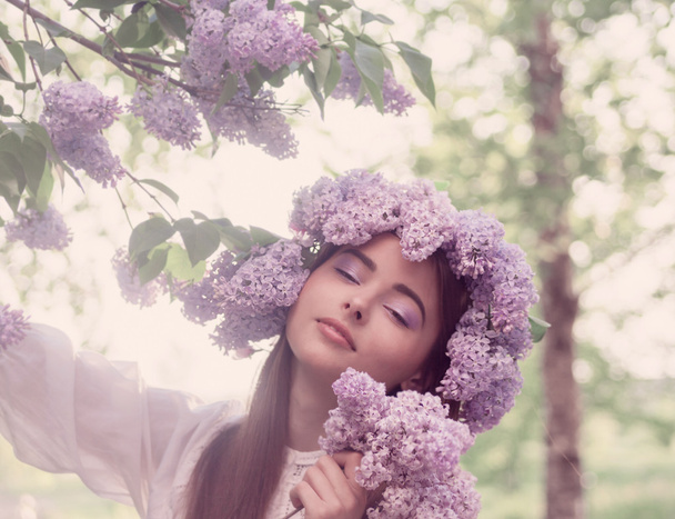 young woman with lilac flowers - Foto, immagini