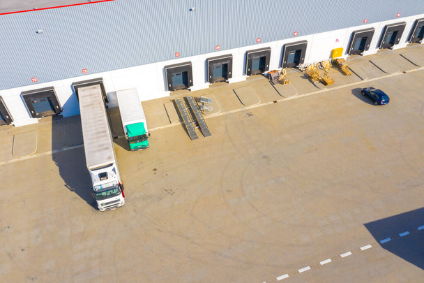 Vista aérea del centro de distribución, fotografía de drones de la zona logística industrial. - Foto, imagen