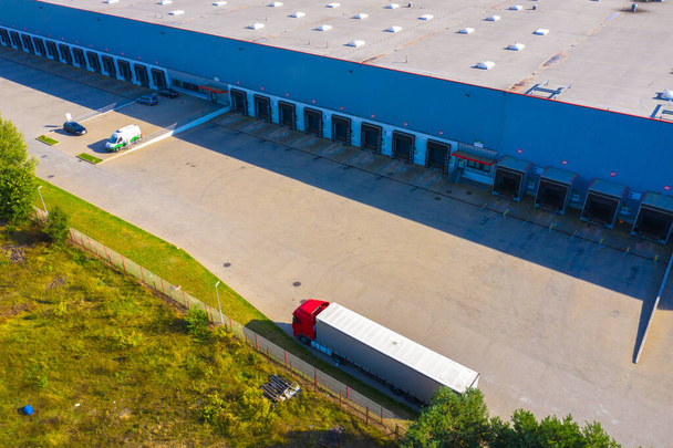 Letecký pohled na distribuční centrum, bezpilotní fotografie průmyslové logistické zóny. - Fotografie, Obrázek