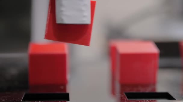 Διαλέξτε και τοποθετήστε ρομποτικό βραχίονα χειρισμού κινείται κόκκινα μπλοκ παιχνιδιών σε έκθεση ρομπότ - Πλάνα, βίντεο