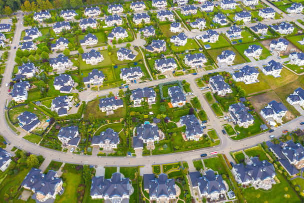 Aerial nowych budynków luksusowe osiedle mieszkaniowe ulica domy jednorodzinne nieruchomości - Zdjęcie, obraz