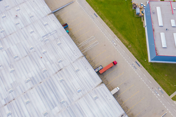 Luchtfoto van goederenmagazijn. Logistiek centrum in industriële stad zone van drone view. Achtergrond textuur concept. - Foto, afbeelding
