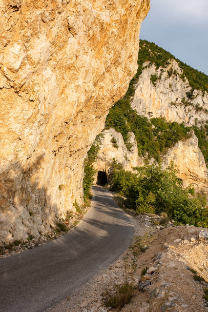 Tunnel im felsigen Gebirge auf der Straße von Durmitor nach Pluzine in Montenegro. - Foto, Bild
