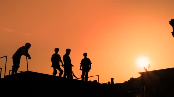Teenager σιλουέτα δείχνει ψηλά κόλπα άλμα στο σκούτερ στο ηλιοβασίλεμα - αργή κίνηση - Πλάνα, βίντεο