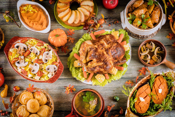 Święto Dziękczynienia stół serwowane z pieczonego indyka i dużo żywności. - Zdjęcie, obraz