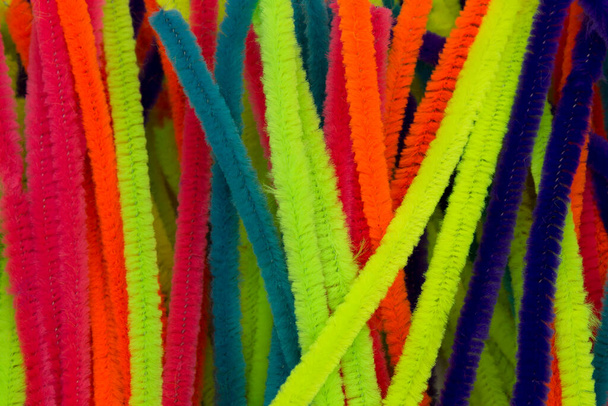 Blau, Grün, Orange, Gelb und Rosa Bunte Chenille-Sticks Hintergrund - Foto, Bild