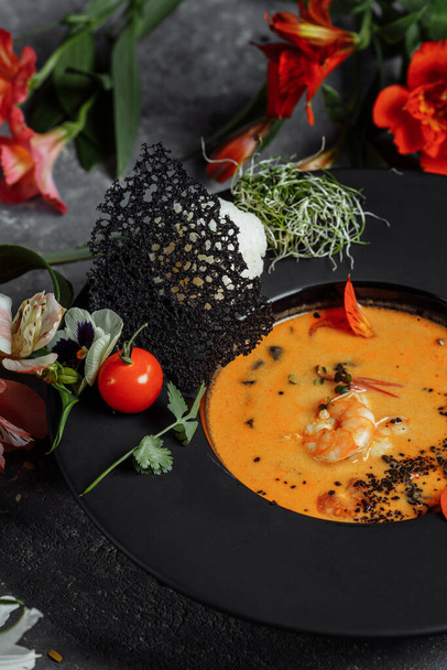 Tasty Tom Yum soup with shrimps and coconut milk. - Foto, afbeelding