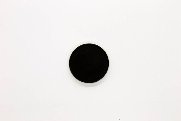 Black Eyeshadow изолированы на белом фоне - Фото, изображение