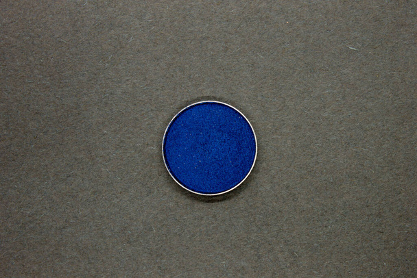 Royal Blue Eyeshadow aislado sobre un fondo negro - Foto, imagen