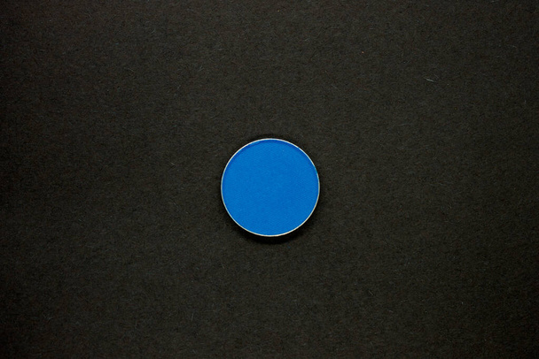 Sombra de olhos azul isolada em um fundo preto - Foto, Imagem