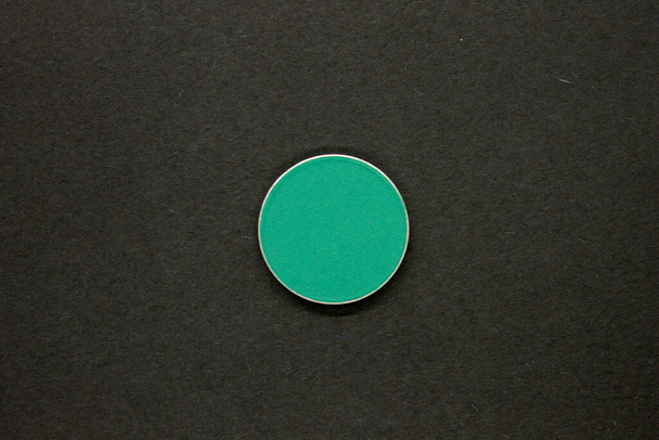 ombretto verde isolato su sfondo nero - Foto, immagini
