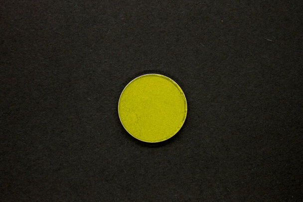 Sombra de ojos verde lima aislada sobre un fondo negro - Foto, imagen