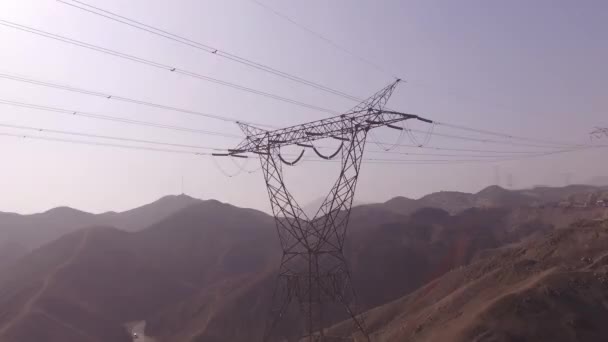Vídeo aéreo con dron de la torre de la línea eléctrica. Inspección eléctrica.  - Metraje, vídeo