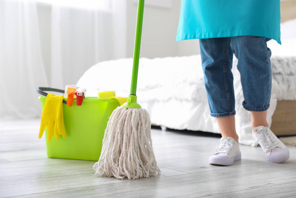 jonge vrouw schoonmaken van haar flat - Foto, afbeelding
