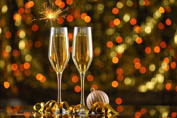 Neujahrskomposition mit Champagner gegen verschwommenes Licht - Foto, Bild