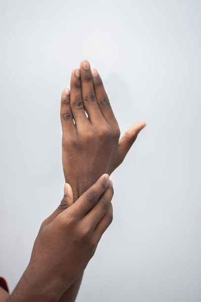 Lingua dei segni simbolo della mano - Maschio che mostra il segno della mano isolato su sfondo bianco. - Foto, immagini