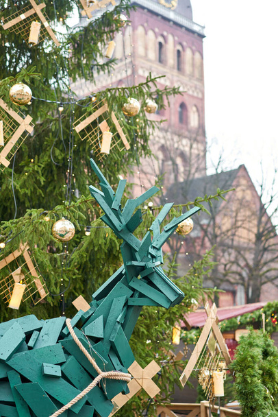 Noel Baba 'nın tahta ren geyiği. Eski Şehir 'de, Kubbe Meydanı' ndaki Noel pazarında.. - Fotoğraf, Görsel