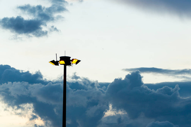曇りの空を背景にした街路灯 - 写真・画像